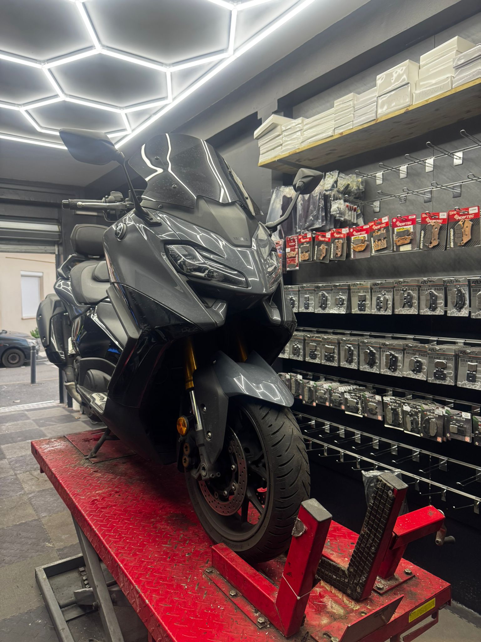 T-Max sur pont élévateur dans l'atelier