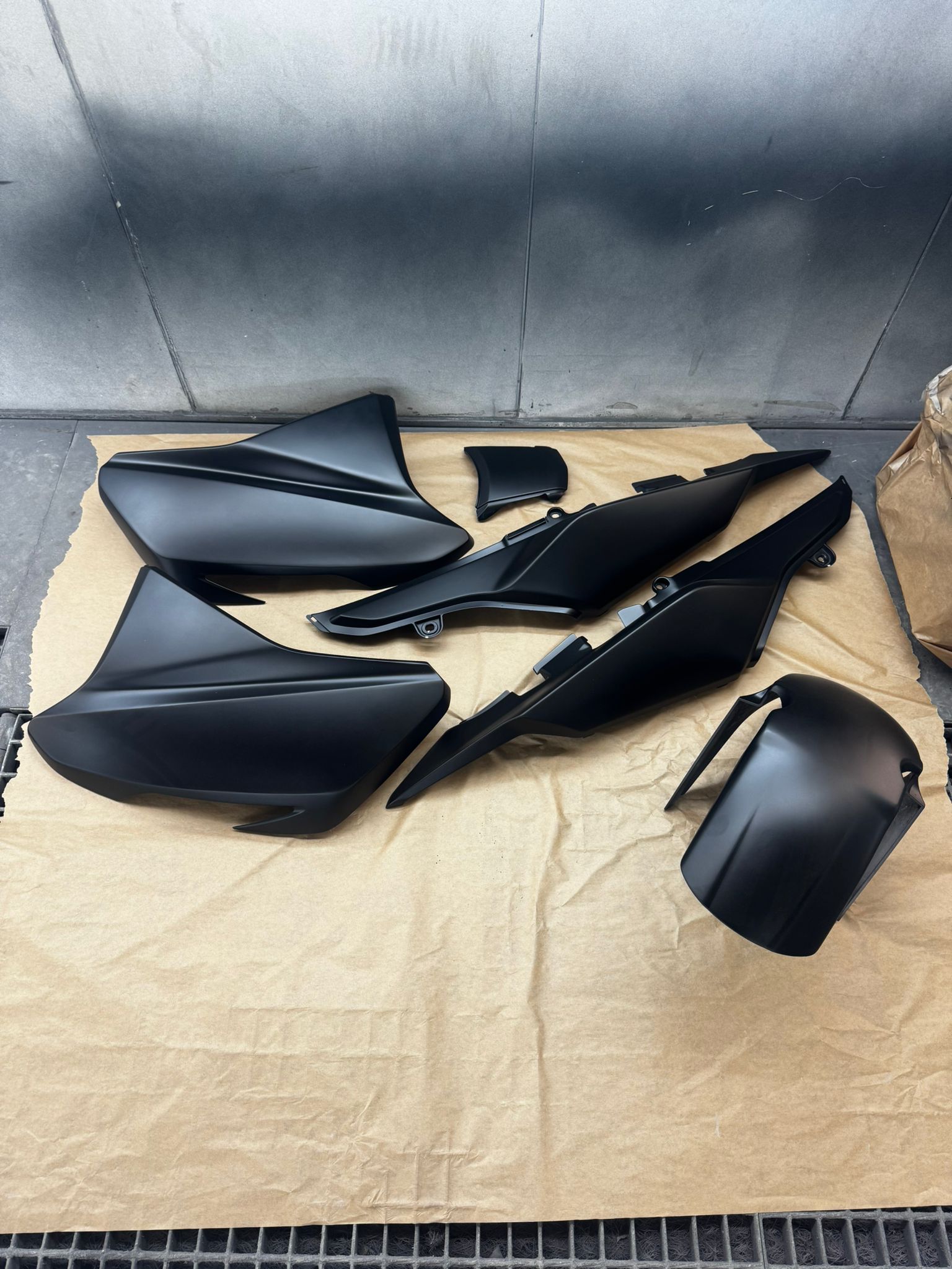 Pièces de carénage peintes mat noir
