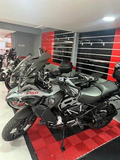 BMW R1250 GS exposée dans le showroom Custom Bike