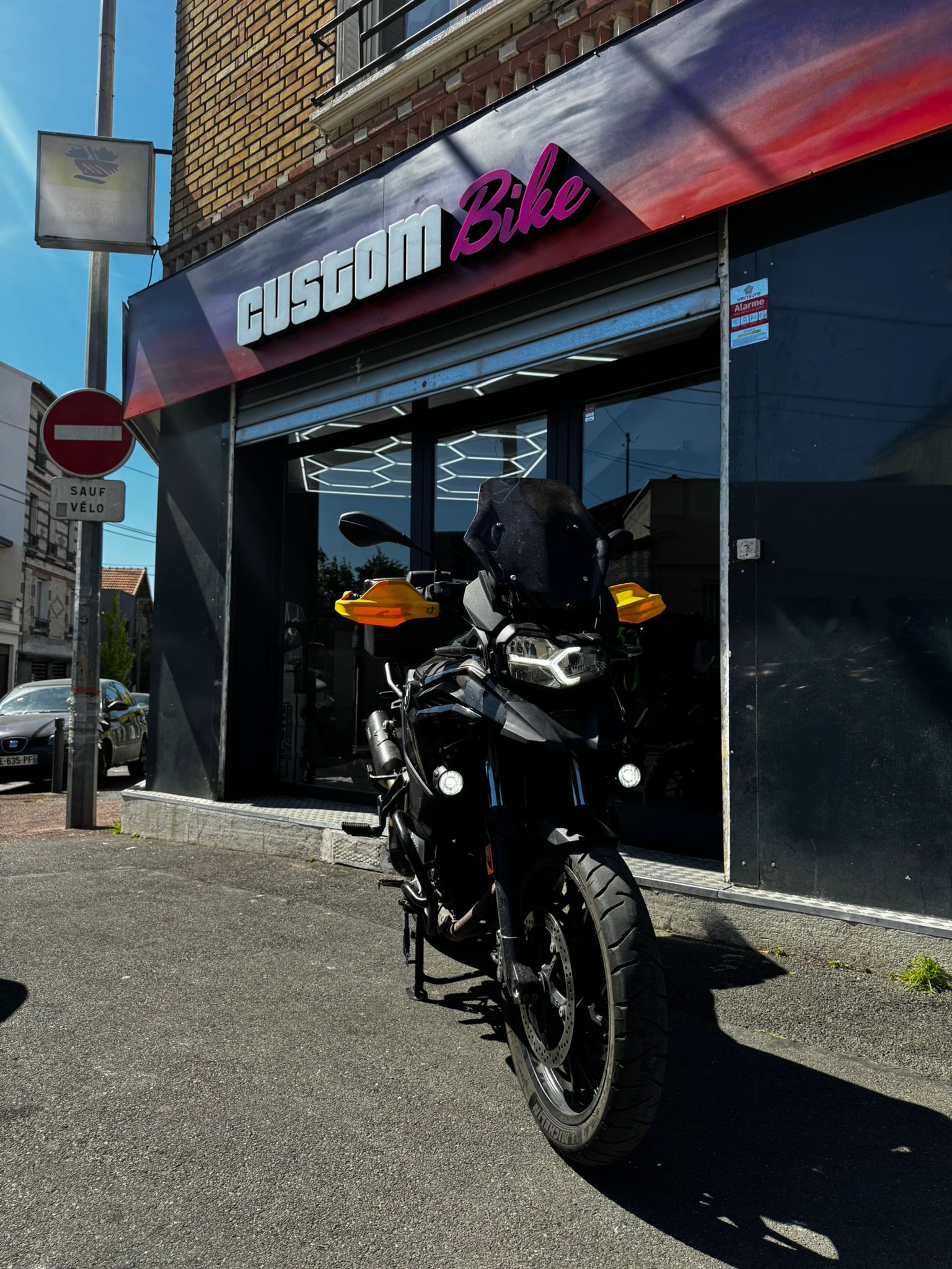 Façade Custom Bike 2 Montreuil avec moto garée devant