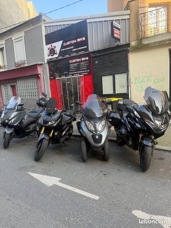 Façade Custom Bike avec scooters et motos garés devant