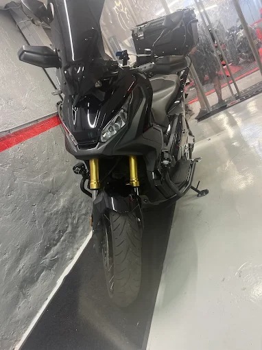 Moto sportive avec fourches dorées dans le showroom