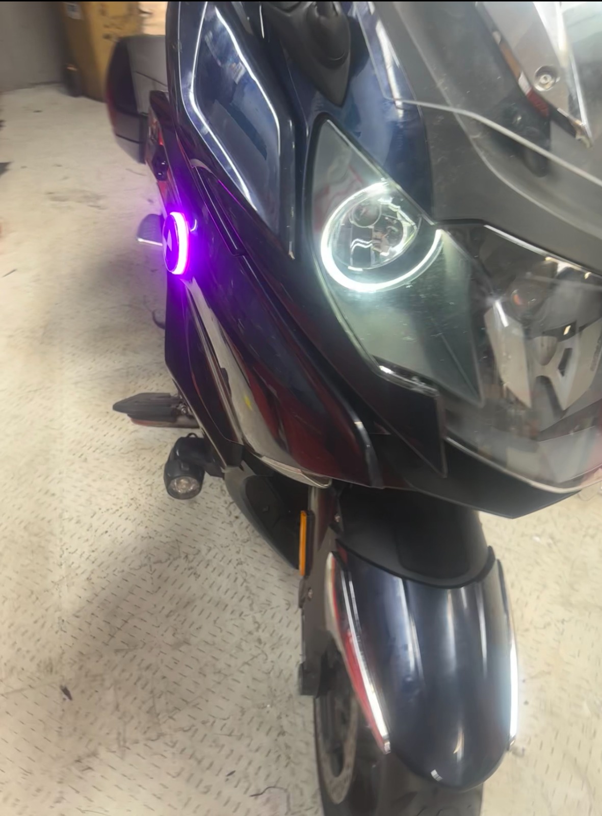 Moto touring avec LED violette custom et angel eye