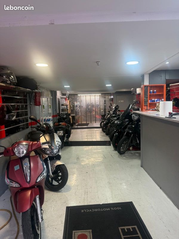 Intérieur du showroom Custom Bike avec motos et scooters