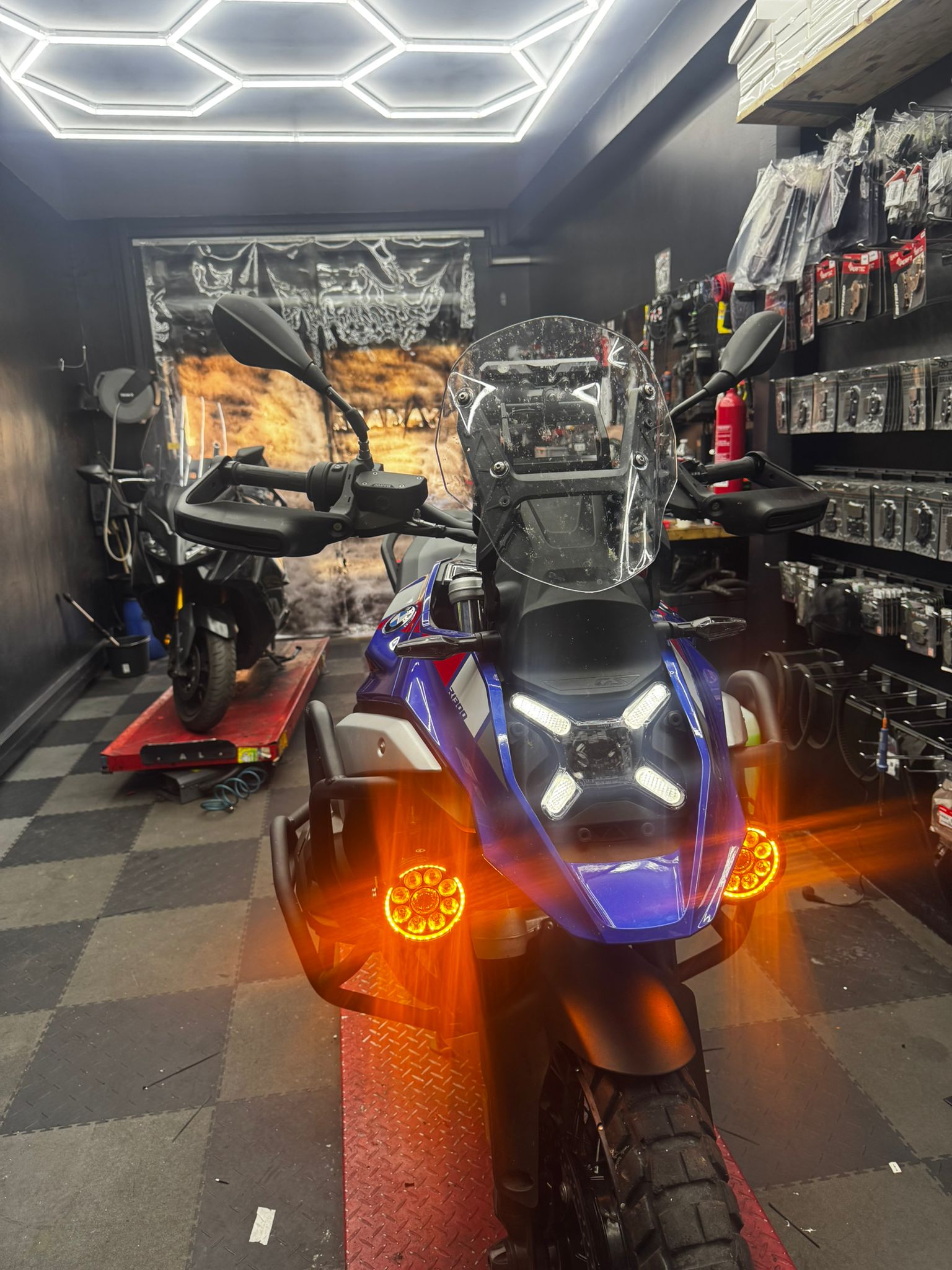 Moto avec LEDs orange dans le showroom Custom Bike 2